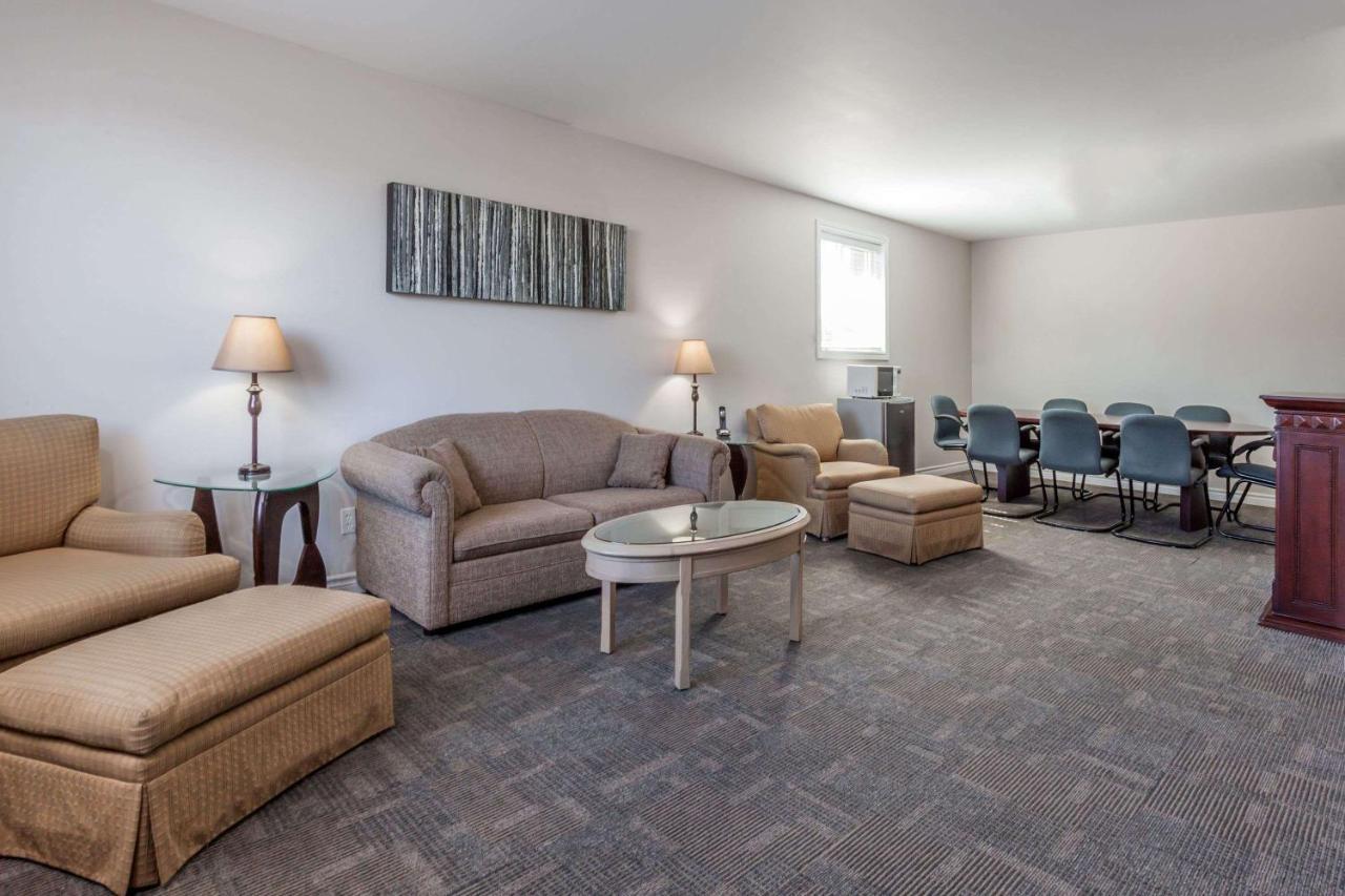 Super 8 By Wyndham Kirkland Lake Exterior photo